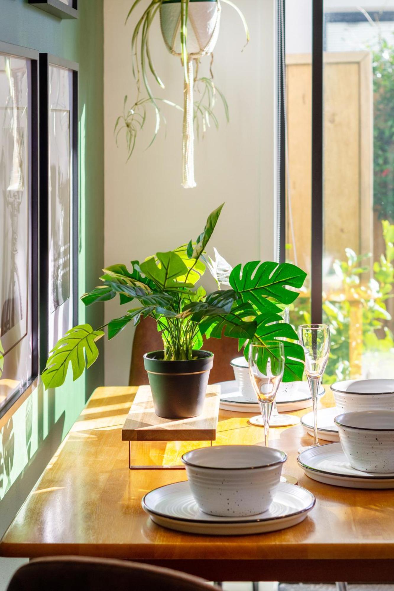 Gorgeous In Green - 2 Bed Central Oasis W/King Bed Christchurch Exteriör bild